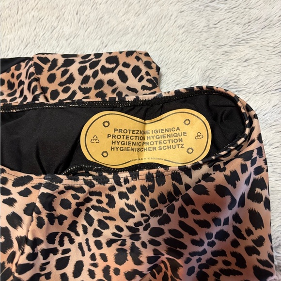 Pink Lily Leopard Print One-Piece Swimsuit, size Medium - Picture 6 of 8